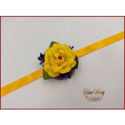 Sárga rózsa- lila díszítésű csuklódísz 